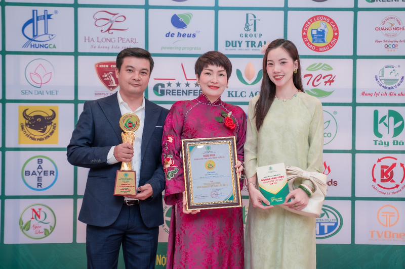 Bà Đặng Thị Hương Giang - Phó Tổng Giám đốc Điều hành KLC Group đại diện nhận giải Thương hiệu Vàng Nông nghiệp Việt Nam 2025
